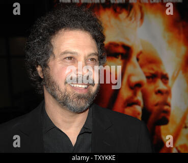 Edward Zwick, direttore del nuovo motion picture drama "diamanti di sangue", arriva per la premiere del film in corrispondenza di Grauman's Chinese Theater nella sezione di Hollywood di Los Angeles il 6 dicembre 2006. Il film, impostare nella Sierra Leone è di circa una ricerca per recuperare un raro diamante. (UPI foto/Jim Ruymen) Foto Stock