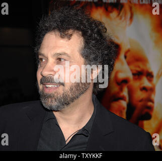 Edward Zwick, direttore del nuovo motion picture drama "diamanti di sangue", arriva per la premiere del film in corrispondenza di Grauman's Chinese Theater nella sezione di Hollywood di Los Angeles il 6 dicembre 2006. Il film, impostare nella Sierra Leone è di circa una ricerca per recuperare un raro diamante. (UPI foto/Jim Ruymen) Foto Stock