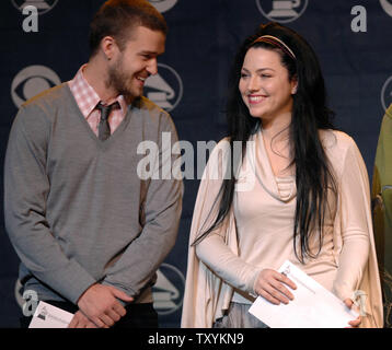 Cantanti Justin Timberlake (L) e Amy Lee degli Evanescence si mescolano sul palco durante l'annuncio delle candidature per la quarantanovesima Annual Grammy Awards a Los Angeles il 7 dicembre 2006. R&B la cantante Mary J. Blige, soprannominato "Regina di Hip-Hop/Soul' per il suo stile appassionato, ha portato i contendenti per il Grammy Awards con otto nomination, hanno detto gli organizzatori del giovedì. Timberlake ha ricevuto quattro nomination. (UPI foto/Jim Ruymen) Foto Stock