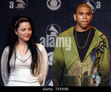 Cantanti Amy Lee degli Evanescence (L) e il migliore nuovo artista nominee Chris Brown si mescolano sul palco durante l'annuncio delle candidature per la quarantanovesima Annual Grammy Awards a Los Angeles il 7 dicembre 2006. R&B la cantante Mary J. Blige, soprannominato "Regina di Hip-Hop/Soul' per il suo stile appassionato, ha portato i contendenti per il Grammy Awards con otto nomination, hanno detto gli organizzatori del giovedì. (UPI foto/Jim Ruymen) Foto Stock