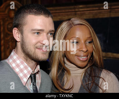 Mary J. Blige (R) e Justin Timberlake sorriso per i fotografi a seguito della 49th Annual Grammy Awards candidature news conferenza a Los Angeles il 7 dicembre 2006. I Grammy si svolgerà a Los Angeles il 11 febbraio 2007. Blige, il cui album 'La breccia" è stato forse il più grande della sua carriera, è stato nominato per un leader otto Grammy Awards. Timberlake ha ricevuto quattro Grammy Awards nomination. (UPI foto/Jim Ruymen) Foto Stock