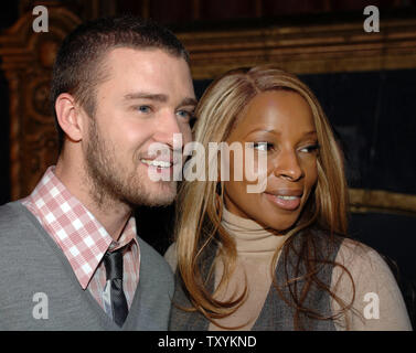 Mary J. Blige (R) e Justin Timberlake sorriso per i fotografi a seguito della 49th Annual Grammy Awards candidature news conferenza a Los Angeles il 7 dicembre 2006. I Grammy si svolgerà a Los Angeles il 11 febbraio 2007. Blige, il cui album 'La breccia" è stato forse il più grande della sua carriera, è stato nominato per un leader otto Grammy Awards. Timberlake ha ricevuto quattro Grammy Awards nomination. (UPI foto/Jim Ruymen) Foto Stock