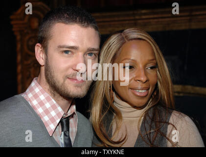 Mary J. Blige (R) e Justin Timberlake sorriso per i fotografi a seguito della 49th Annual Grammy Awards candidature news conferenza a Los Angeles il 7 dicembre 2006. I Grammy si svolgerà a Los Angeles il 11 febbraio 2007. Blige, il cui album 'La breccia" è stato forse il più grande della sua carriera, è stato nominato per un leader otto Grammy Awards. Timberlake ha ricevuto quattro Grammy Awards nomination. (UPI foto/Jim Ruymen) Foto Stock