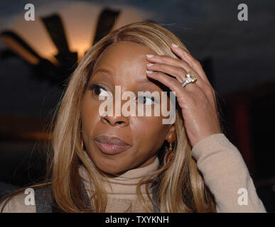 Mary J. Blige assapora il momento successivo la 49th Annual Grammy Awards candidature news conferenza a Los Angeles il 7 dicembre 2006. I Grammy si svolgerà a Los Angeles il 11 febbraio 2007. Blige, il cui album 'La breccia" è stato forse il più grande della sua carriera, è stato nominato per un leader otto Grammy Awards. (UPI foto/Jim Ruymen) Foto Stock