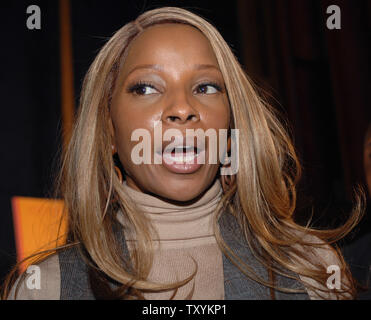 Mary J. Blige assapora il momento successivo la 49th Annual Grammy Awards candidature news conferenza a Los Angeles il 7 dicembre 2006. I Grammy si svolgerà a Los Angeles il 11 febbraio 2007. Blige, il cui album 'La breccia" è stato forse il più grande della sua carriera, è stato nominato per un leader otto Grammy Awards. (UPI foto/Jim Ruymen) Foto Stock