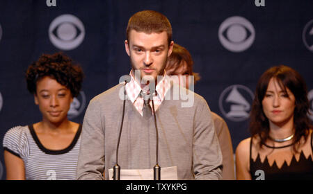 Il cantante Justin Timberlake (C), che ha ricevuto quattro nomination annuncia i candidati durante la 49th Annual Grammy Awards candidature news conferenza a Los Angeles il 7 dicembre 2006. Cerca su sono compagni di presentatori, cantanti inglesi Corinne Bailey Rae (L) e KT Tunstall. I Grammy si svolgerà a Los Angeles il 11 febbraio, 2007. (UPI foto/Jim Ruymen) Foto Stock