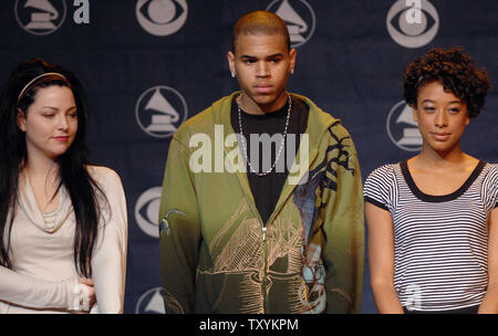 Il cantante Chris Brown, che ha ricevuto una nomination per il migliore nuovo artista assiste la 49th Annual Grammy Awards candidature news conferenza con Amy Lee degli Evanescence (L) e il cantante britannico Corinne Bailey Rae a Los Angeles il 7 dicembre 2006. I Grammy si svolgerà a Los Angeles il 11 febbraio, 2007. (UPI foto/Jim Ruymen) Foto Stock