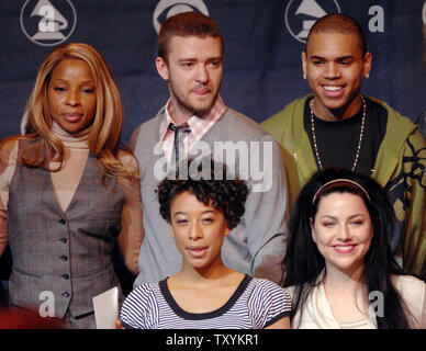 Cantanti Mary J. Blige, Justin Timberlake, Chris Brown (L-R, posteriore), Coriine Bailey Rae e Amy Lee degli Evanescence (L-R, anteriore) si riuniscono per un foto-op in seguito la 49th Annual Grammy Awards candidature news conferenza a Los Angeles il 7 dicembre 2006. I Grammy si svolgerà a Los Angeles il 11 febbraio 2007. (UPI foto/Jim Ruymen) Foto Stock