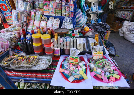 Offerte per Pachamama vicino La Hechiceria streghe Mercato di La Paz in Bolivia Foto Stock