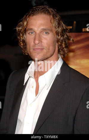 Matthew McConaughey, che ritrae il Jack Lengyel in motion picture drama sport " Siamo Marshall", arriva per la premiere del film in corrispondenza di Grauman's Chinese Theater nella sezione di Hollywood di Los Angeles il 14 dicembre 2006. (UPI foto/Jim Ruymen) Foto Stock