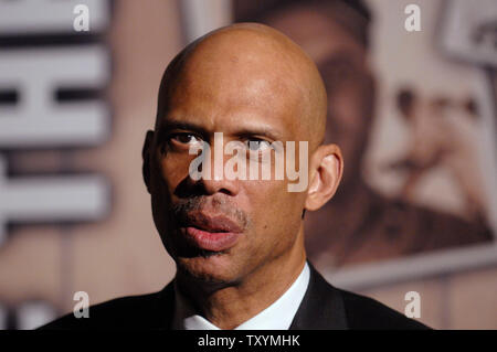 Ex giocatore di basket Kareem Abdul-Jabbar assiste il quarto annuale "Nello spirito del gioco' asta e la cena evento per sostenere il baseball professionale Scout Foundation tenutosi presso il Beverly Hilton Hotel di Beverly Hills, la California il 6 gennaio 2007. (UPI Photo/ Phil McCarten) Foto Stock