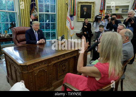 Washington, DC. Il 25 giugno, 2019. Il presidente statunitense Donald Trump ascolta Consigliere del Presidente Kellyanne Conway durante un incontro sull'oppioide epidemia nell'Ufficio Ovale della Casa Bianca a Washington DC, il 25 giugno 2019.Credit: Yuri Gripas/Piscina via CNP | Utilizzo di credito in tutto il mondo: dpa/Alamy Live News Foto Stock