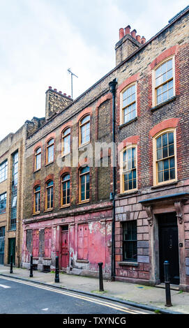 London, Regno Unito - 20 giugno 2019:case cittadine Georgiane Fournier Street Spitalfields Londra Inghilterra REGNO UNITO Foto Stock