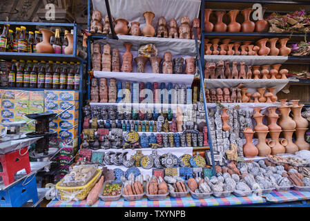 Offerte per Pachamama vicino La Hechiceria streghe Mercato di La Paz in Bolivia Foto Stock