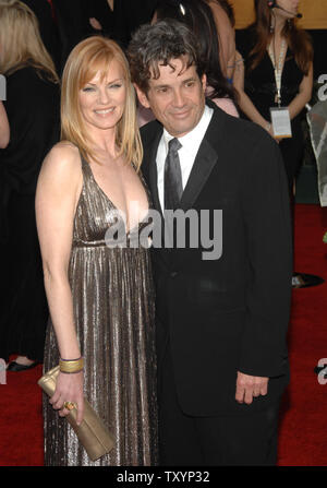 L'attrice Marg Helgenberger dallo show televisivo "CSI' e suo marito, SAG presidente Alan Rosenberg, arriva per il XIII annuale di Screen Actors Guild Awards presso lo Shrine Auditorium di Los Angeles il 28 gennaio 2007. (UPI foto/Jim Ruymen) Foto Stock