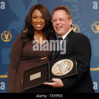 Bill Condon, nominato come direttore eccezionale per il suo lavoro su 'Dreamgirls', appare con il membro del cast Jennifer Hudson come egli mostra la sua nominee's Plaque dietro le quinte 59th annuale di Directors Guild of America Award a Los Angeles il 3 febbraio 2007. La DGA Awards premiano direttoriale eccellente risultato nel lungometraggio documentario e televisione. (UPI foto/Jim Ruymen) Foto Stock