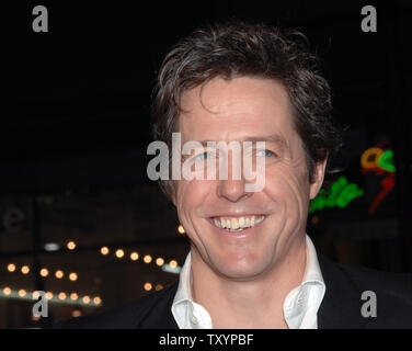 Attore britannico Hugh Grant, che co-stars con US attrice Drew Barrymore in motion picture musical commedia romantica 'Musica e testi", arriva per la premiere del film in corrispondenza di Grauman's Chinese Theatre di Los Angeles il 7 febbraio 2007. (UPI foto/Jim Ruymen) Foto Stock