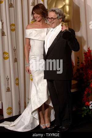 George Miller pone con l'attrice Cameron Diaz dopo Miller ha ricevuto un Oscar per il miglior lungometraggio animato "Happy Feet" al 79th annuale di Academy Awards il Kodak Theatre di Hollywood, in California, il 25 febbraio 2007. (UPI foto/Fil McCarten) Foto Stock