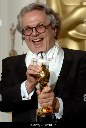 George Miller pone l'Oscar ha ricevuto per il miglior lungometraggio animato "Happy Feet" al 79th annuale di Academy Awards il Kodak Theatre di Hollywood, in California, il 25 febbraio 2007. (UPI foto/Fil McCarten) Foto Stock