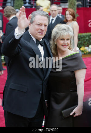 Ex Vice Presidente Al Gore e sua moglie arrivano del cassone ribaltabile per la 79th annuale di Academy Awards il Kodak Theatre di Hollywood, in California, il 25 febbraio 2007. Gore del film "Una scomoda verità' ha vinto l'Oscar per il Miglior Documentario funzione. (UPI foto/Terry Schmitt) Foto Stock