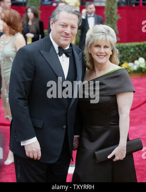 Ex Vice Presidente Al Gore e sua moglie arrivano del cassone ribaltabile per la 79th annuale di Academy Awards il Kodak Theatre di Hollywood, in California, il 25 febbraio 2007. Gore del film "Una scomoda verità' ha vinto l'Oscar per il Miglior Documentario funzione. (UPI foto/Terry Schmitt) Foto Stock