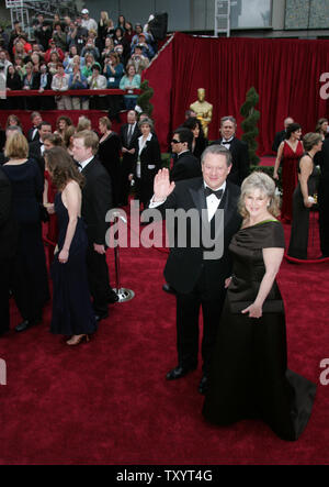 Ex Vice Presidente Al Gore e moglie ribaltabile arrivano al 79th annuale di Academy Awards il Kodak Theatre di Hollywood, in California, il 25 febbraio 2007. (UPI foto/Terry Schmitt) Foto Stock