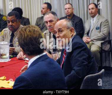 California Gov. Arnold Schwarzenegger (L) e presidenziali Repubblicani speranzoso, ex sindaco di New York Rudy Giuliani, si incontrano per discutere di pista violenza presso il Los Angeles County Sheriff's Dept., Monterey Park, California, il 5 marzo 2007. (UPI foto/Jim Ruymen) Foto Stock