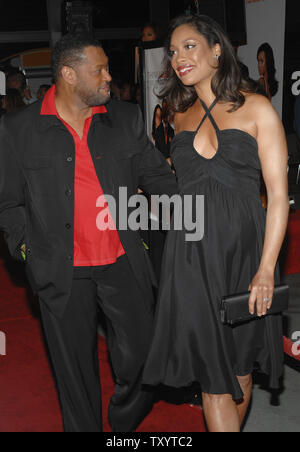 Membro del cast Gina Torres (R) arriva con il marito, attore Laurence Fishburne per la premiere del drammatico commedia romantica motion picture 'credo io amo mia moglie' al ArcLight Glossari Affini Cupola della sezione di Hollywood di Los Angeles il 7 marzo 2007. Il giovane si aspettano il loro primo figlio di questa estate. (UPI foto/Jim Ruymen) Foto Stock