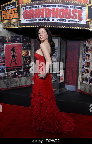 Membro del cast Rose McGowan arriva per la premiere del motion picture sci-fi thriller di criminalità "Grindhouse" al Orpheum Theatre di Los Angeles il 26 marzo 2007. Il film presenta due a lunghezza piena di film horror, 'Death prova' e 'pianeta terrore", scritto e diretto rispettivamente da Quentin Tarantino e Robert Rodriguez. (UPI foto/Jim Ruymen) Foto Stock