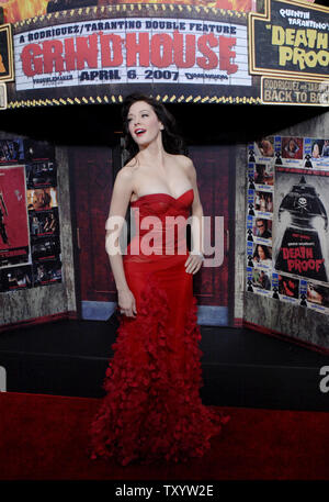 Membro del cast Rose McGowan arriva per la premiere del motion picture sci-fi thriller di criminalità "Grindhouse" al Orpheum Theatre di Los Angeles il 26 marzo 2007. Il film presenta due a lunghezza piena di film horror, 'Death prova' e 'pianeta terrore", scritto e diretto rispettivamente da Quentin Tarantino e Robert Rodriguez. (UPI foto/Jim Ruymen) Foto Stock