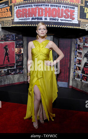 Membro del cast Marley Shelton arriva per la premiere del motion picture sci-fi thriller di criminalità "Grindhouse" al Orpheum Theatre di Los Angeles il 26 marzo 2007. Il film presenta due a lunghezza piena di film horror, 'Death prova' e 'pianeta terrore", scritto e diretto rispettivamente da Quentin Tarantino e Robert Rodriguez. (UPI foto/Jim Ruymen) Foto Stock