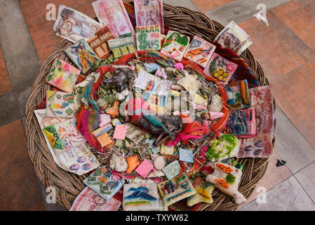 Offerte per Pachamama vicino La Hechiceria streghe Mercato di La Paz in Bolivia Foto Stock