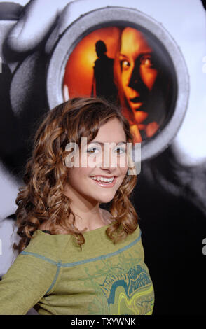 L'attrice Alyson Stoner assiste il Los Angeles Premiere del 'Disturbia' presso il il Teatro Cinese di Mann nella sezione di Hollywood di Los Angeles il 4 aprile 2007. (UPI Photo/ Phil McCarten) Foto Stock