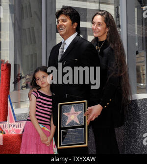 Attore Erik Estrada (R), il più noto per il suo ruolo come Officer Frank "" Ponch Poncherello nel 1977-1983 serie televisiva "chips" reagisce con la figlia Francesca e la moglie Nanette durante le cerimonie di inaugurazione Estrada la stella sulla Hollywood Walk of Fame a Los Angeles il 19 aprile 2007. (UPI foto/Jim Ruymen) Foto Stock