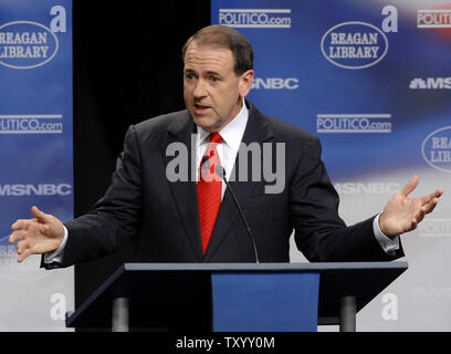 Ex Arkansas Governatore Mike Huckabee parla durante il GOP candidati presidenziali dibattito presso il Ronald Reagan Presidential Library in Simi Valley, California, il 3 maggio 2007. (UPI foto/Jim Ruymen) Foto Stock