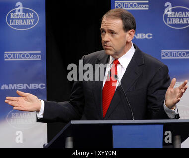 Ex Arkansas Governatore Mike Huckabee parla durante il GOP candidati presidenziali dibattito presso il Ronald Reagan Presidential Library in Simi Valley, California, il 3 maggio 2007. (UPI foto/Jim Ruymen) Foto Stock