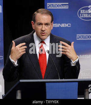 Ex Arkansas Governatore Mike Huckabee parla durante il GOP candidati presidenziali dibattito presso il Ronald Reagan Presidential Library in Simi Valley, California, il 3 maggio 2007. (UPI foto/Jim Ruymen) Foto Stock