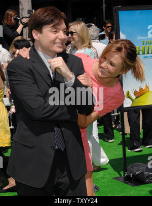 L'attrice Cameron Diaz, la voce della principessa Fiona e attore Mike Myers, la voce di Shrek nel movimento animato immagine 'hrek il terzo' arrivano per la premiere del film in The Westwood sezione di Los Angeles il 6 maggio 2007. (UPI foto/Jim Ruymen) Foto Stock