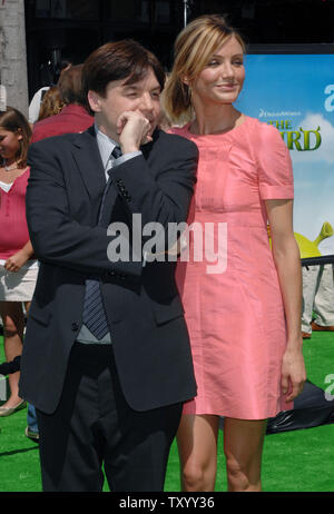 L'attrice Cameron Diaz, la voce della principessa Fiona e attore Mike Myers, la voce di Shrek nel movimento animato immagine 'hrek il terzo' arrivano per la premiere del film in The Westwood sezione di Los Angeles il 6 maggio 2007. (UPI foto/Jim Ruymen) Foto Stock