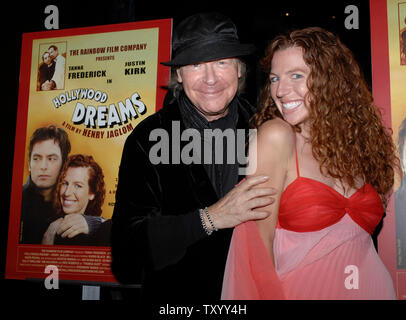 Il regista del film Henry Jaglom (L) e membro del cast Tanna Frederick (R) frequentano il Los Angeles premiere di 'Hollywood Dreams" tenutasi presso la Directors Guild of America nel teatro della sezione di Hollywood di Los Angeles il 10 maggio 2007. (UPI Photo/ Phil McCarten) Foto Stock