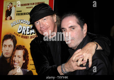 Il regista del film Henry Jaglom (L) e membro del cast David diprova (R) frequentano il Los Angeles premiere di 'Hollywood Dreams" tenutasi presso la Directors Guild of America nel teatro della sezione di Hollywood di Los Angeles il 10 maggio 2007. (UPI Photo/ Phil McCarten) Foto Stock