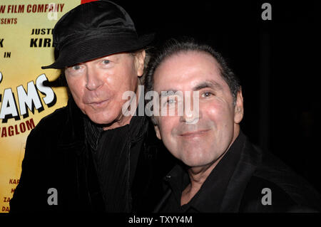 Il regista del film Henry Jaglom (L) e membro del cast David diprova (R) frequentano il Los Angeles premiere di 'Hollywood Dreams" tenutasi presso la Directors Guild of America nel teatro della sezione di Hollywood di Los Angeles il 10 maggio 2007. (UPI Photo/ Phil McCarten) Foto Stock