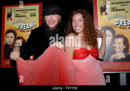 Il regista del film Henry Jaglom (L) e membro del cast Tanna Frederick (R) frequentano il Los Angeles premiere di 'Hollywood Dreams" tenutasi presso la Directors Guild of America nel teatro della sezione di Hollywood di Los Angeles il 10 maggio 2007. (UPI Photo/ Phil McCarten) Foto Stock