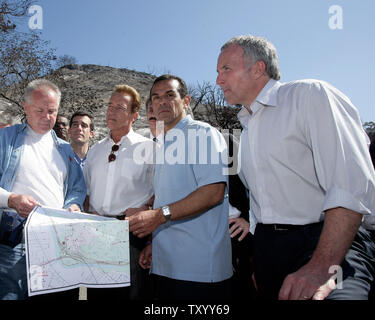 (L-R) LA Consigliere Comunale Tom Labonge , Governatore Schwarzenegger, LA MAYOR Antonio Villaraigosa e la Dodgers patron Frank McCourt guarda la mappa dell'area danneggiata in Griffith Park il 11 maggio 2007 a Los Angeles, California. (UPI foto/Jon SooHoo) Foto Stock