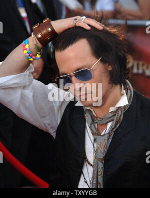 Membro del cast Johnny Depp arriva per la prima assoluta di "Pirati dei Caraibi: All'estremità del mondo', a Disneyland ad Anaheim, in California, il 19 maggio 2007. (UPI foto/Jim Ruymen) Foto Stock