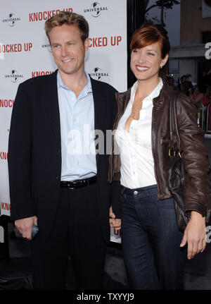 L'attrice Kate Walsh e il suo fidanzato Alex giovani arrivate ospiti alla premiere di Motion Picture commedia drammatica "battuto su" a Los Angeles il 21 maggio 2007. (UPI foto/Jim Ruymen) Foto Stock