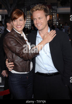 L'attrice Kate Walsh e il suo fidanzato Alex giovani arrivate ospiti alla premiere di Motion Picture commedia drammatica "battuto su" a Los Angeles il 21 maggio 2007. (UPI foto/Jim Ruymen) Foto Stock