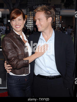 L'attrice Kate Walsh e il suo fidanzato Alex giovani arrivate ospiti alla premiere di Motion Picture commedia drammatica "battuto su" a Los Angeles il 21 maggio 2007. (UPI foto/Jim Ruymen) Foto Stock