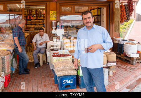 Ankara/Turkey-June 16 2019: Storefront con pile di grani a secco e i dadi con le etichette dei prezzi nel mercato di strada. Foto Stock