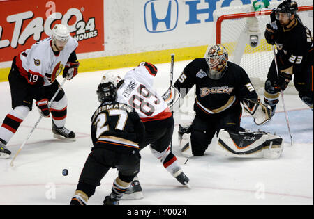 Senatori di Ottawa Jason Spezza (19) e Mike Comrie (89) tentativo di cliente contro gli Anaheim Ducks goalie parte di Jean-Sébastien Giguere come Scott Niedermayer (27) e Francois Beauchemin (23) difendere nel primo periodo di gioco in due la Stanley Cup finale di maggio 30, 2007 di Anaheim, in California. (UPI foto/Fil McCarten) Foto Stock